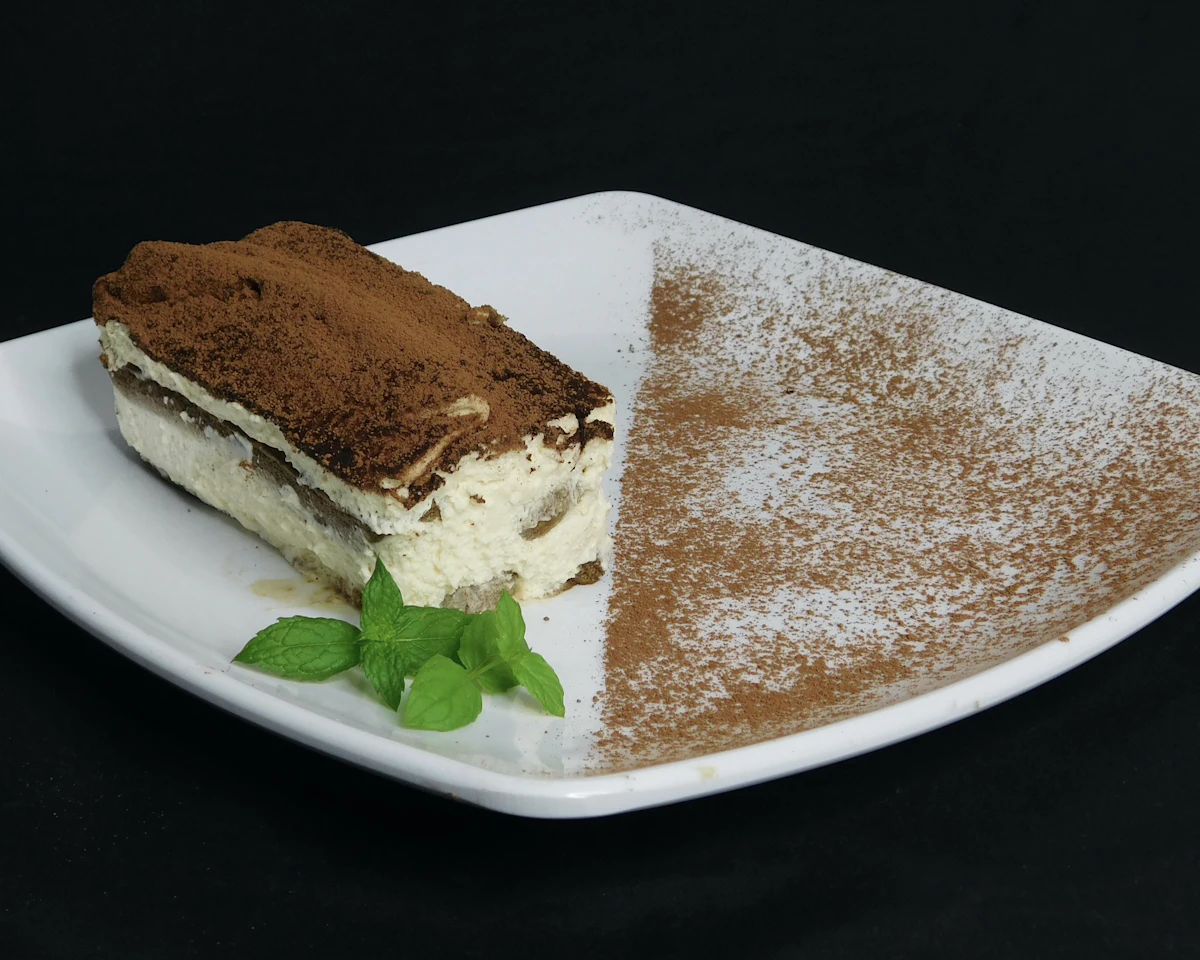 Eingeweichte Gelatineblätter in einer Schale mit kaltem Wasser neben einem Päckchen Agar-Agar und einem Schneebesen
