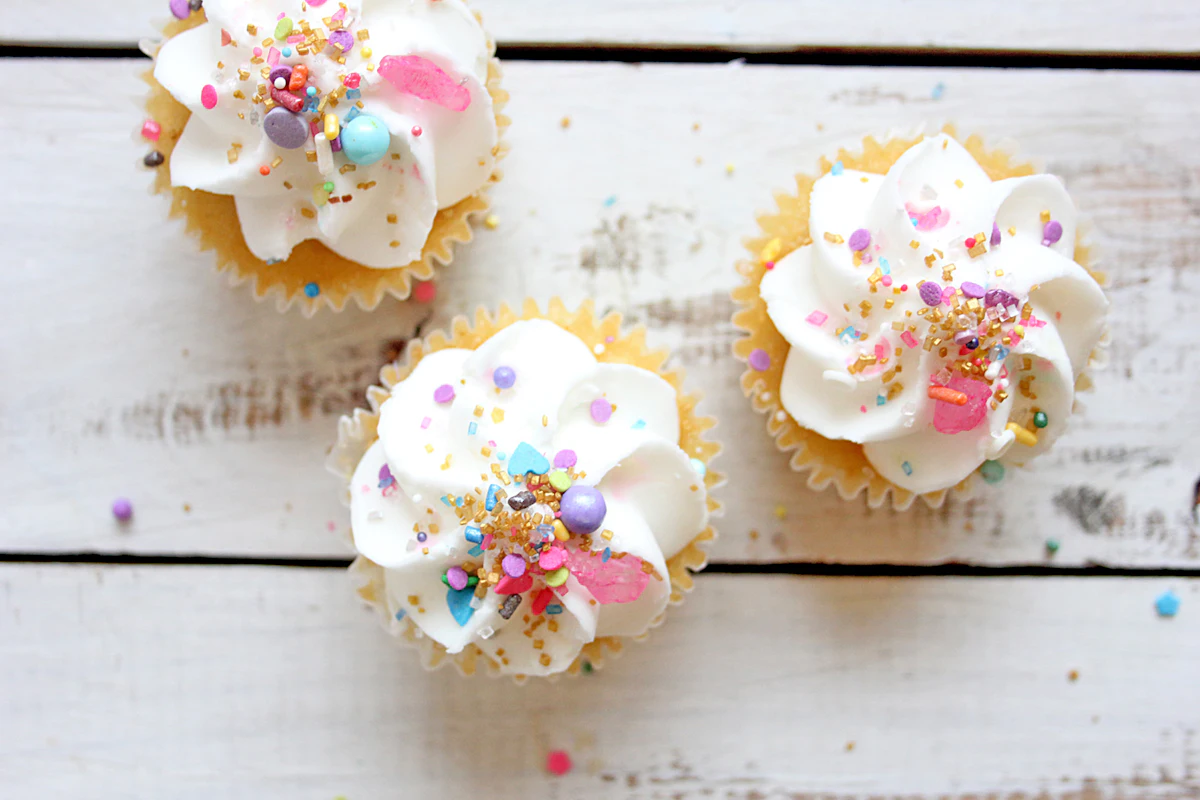 Bunte Cupcakes mit Zuckerstreuseln