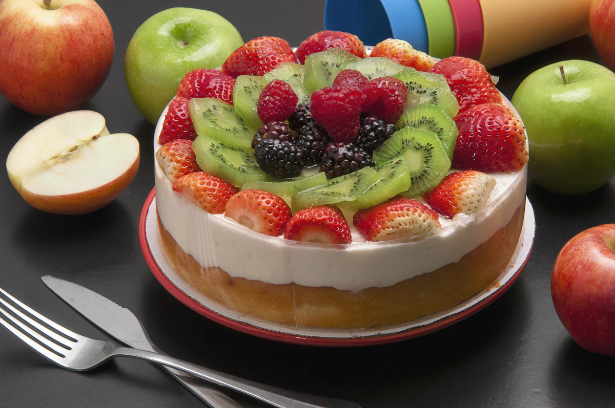 Obsttarte mit frischen Beeren und Kiwi